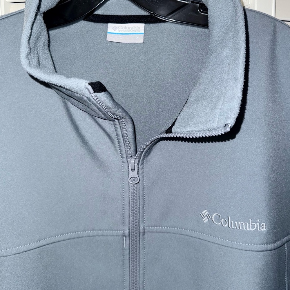 EUC Columbia Softshell Jacket - Gray. Size XL